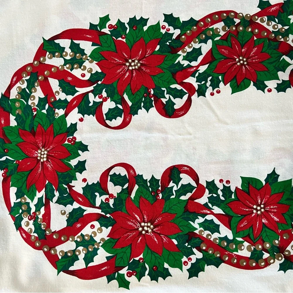 Vintage Poinsettia Oval Christmas Tablecloth & 4 matching Napkins w/ Felt Rings